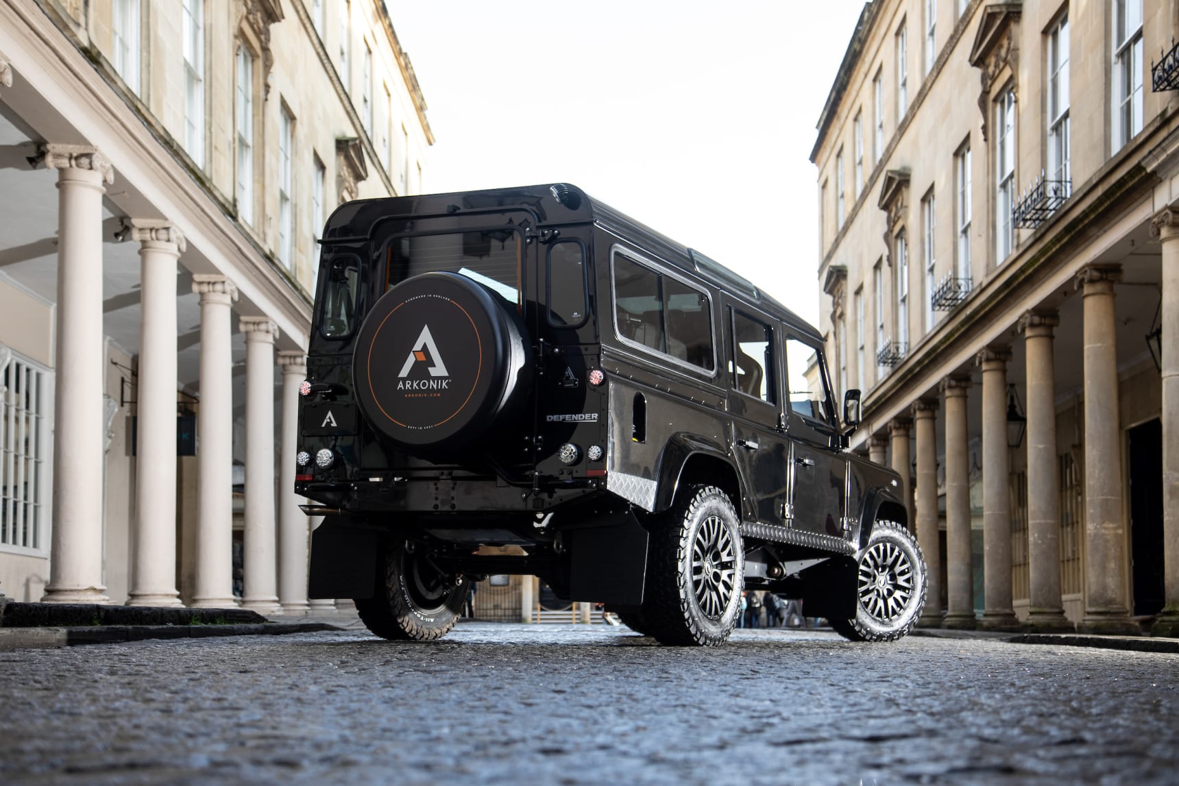 Der umgebaute 1989 Land Rover Defender NEO von Arkonik 7