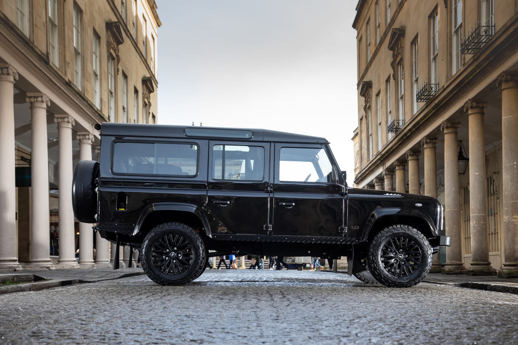 Der umgebaute 1989 Land Rover Defender NEO von Arkonik 8
