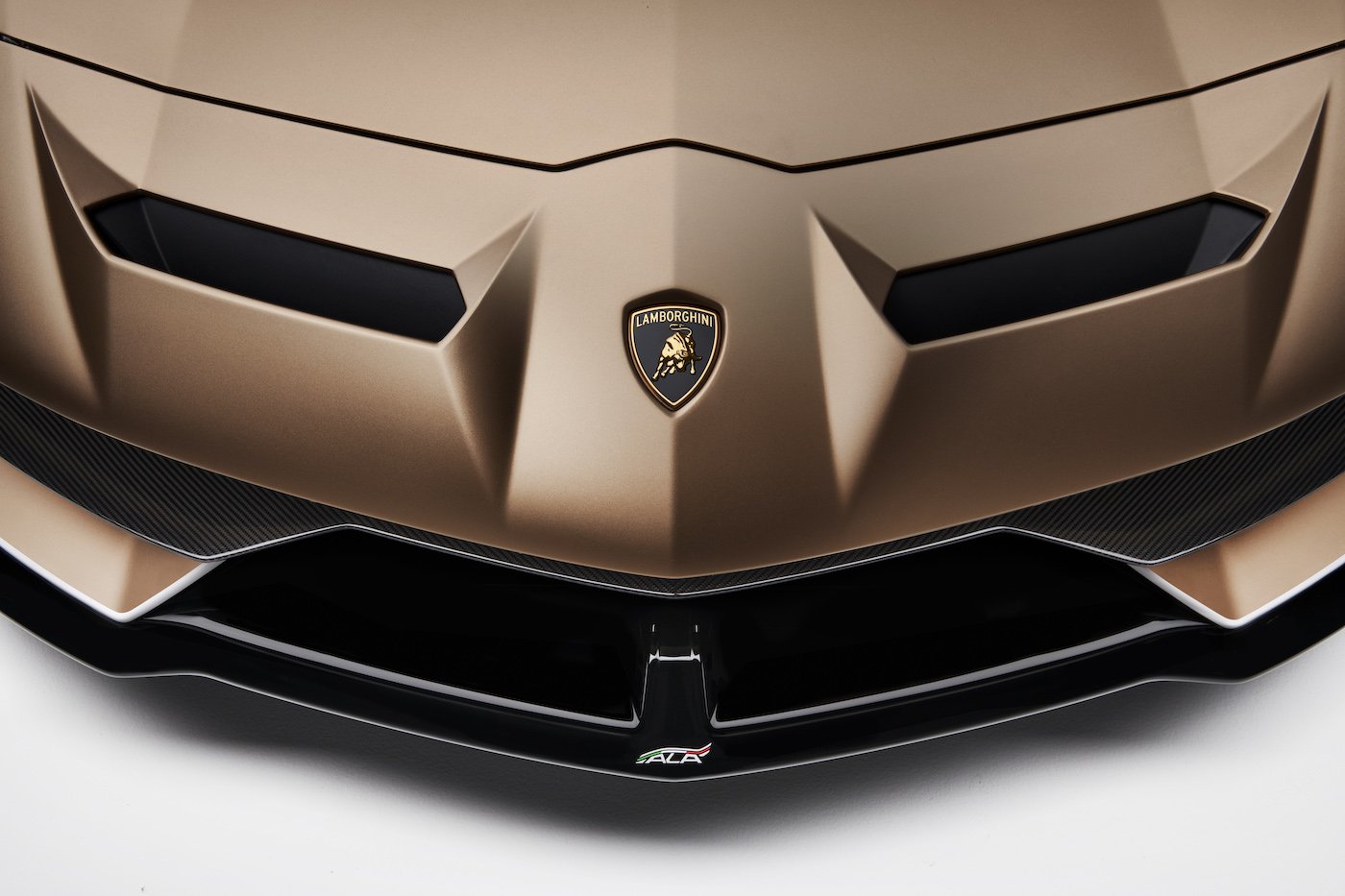 Oben ohne mit 350 km/h: Lamborghini präsentiert den Aventador SVJ Roadster in Genf 14
