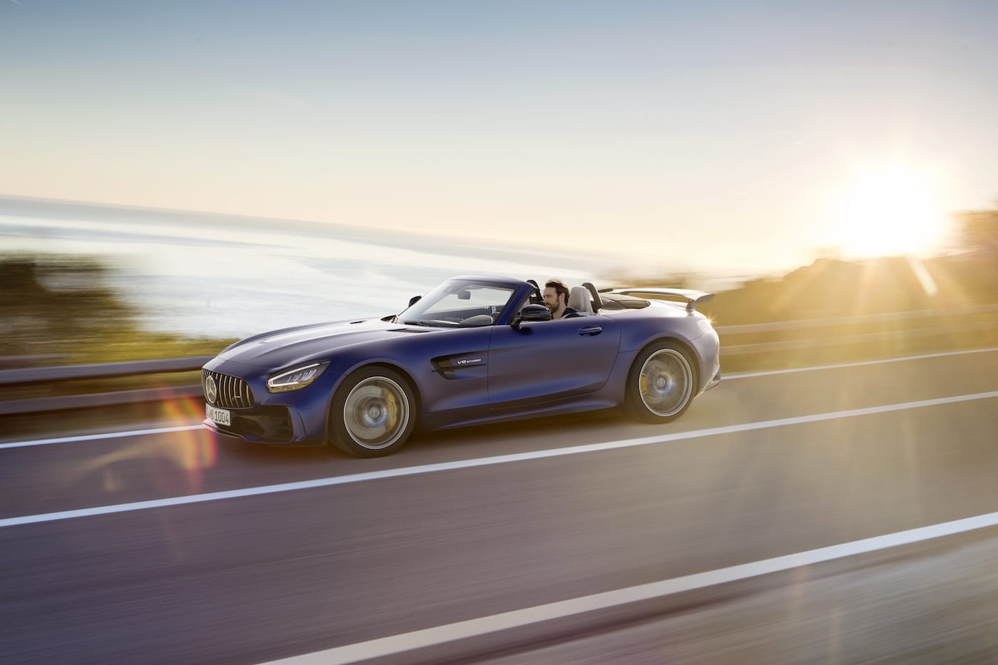 Schöner geht es nicht: Mercedes-Benz präsentiert den AMG GT R Roadster 1