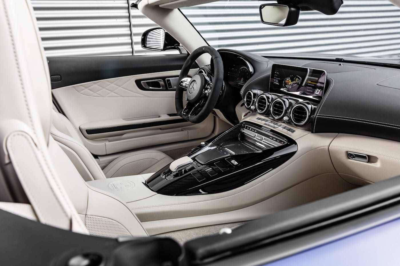 Schöner geht es nicht: Mercedes-Benz präsentiert den AMG GT R Roadster 8