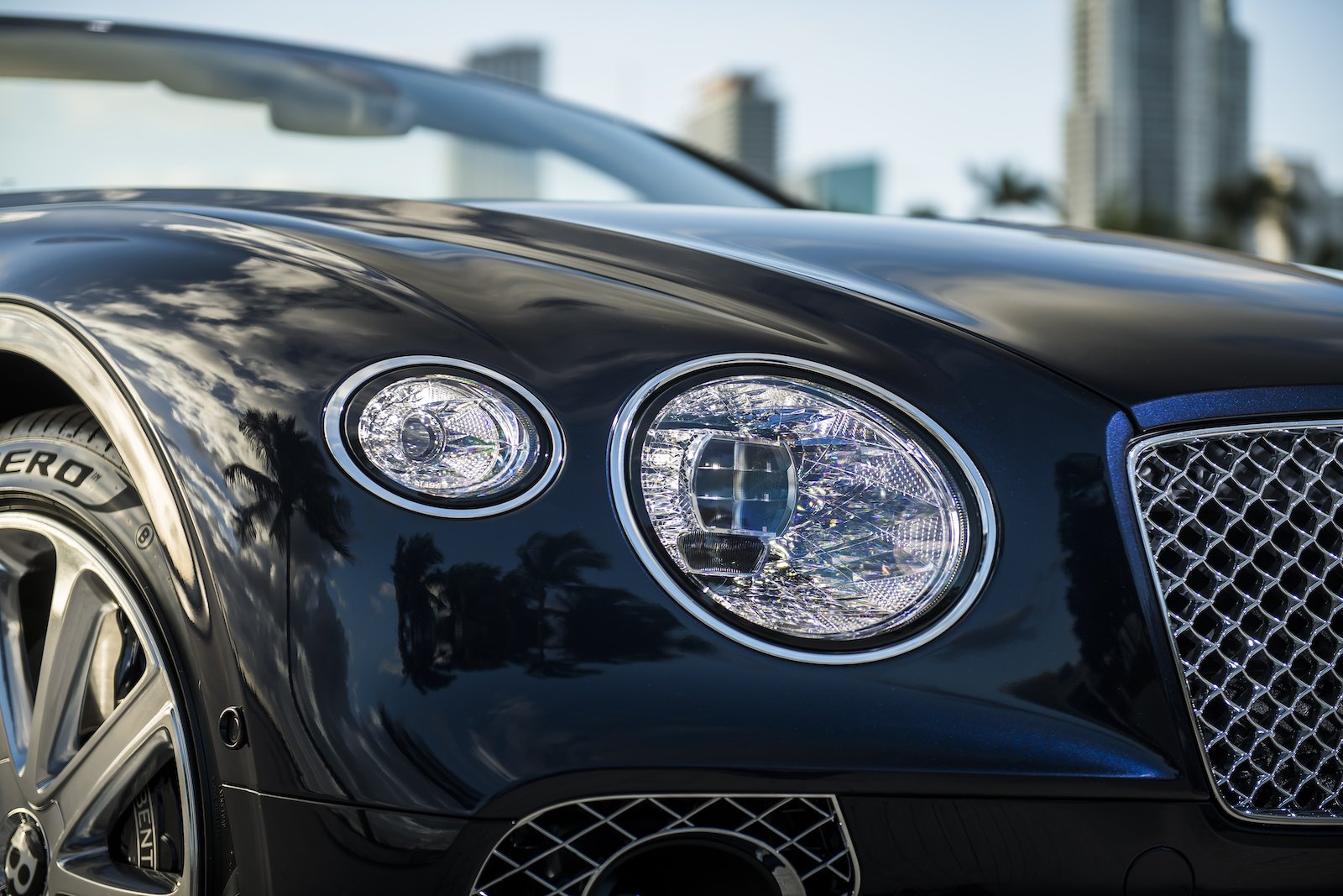 Elegant und handgefertigt: Der neue Bentley GT V8 Convertible und Continental GT V8 12
