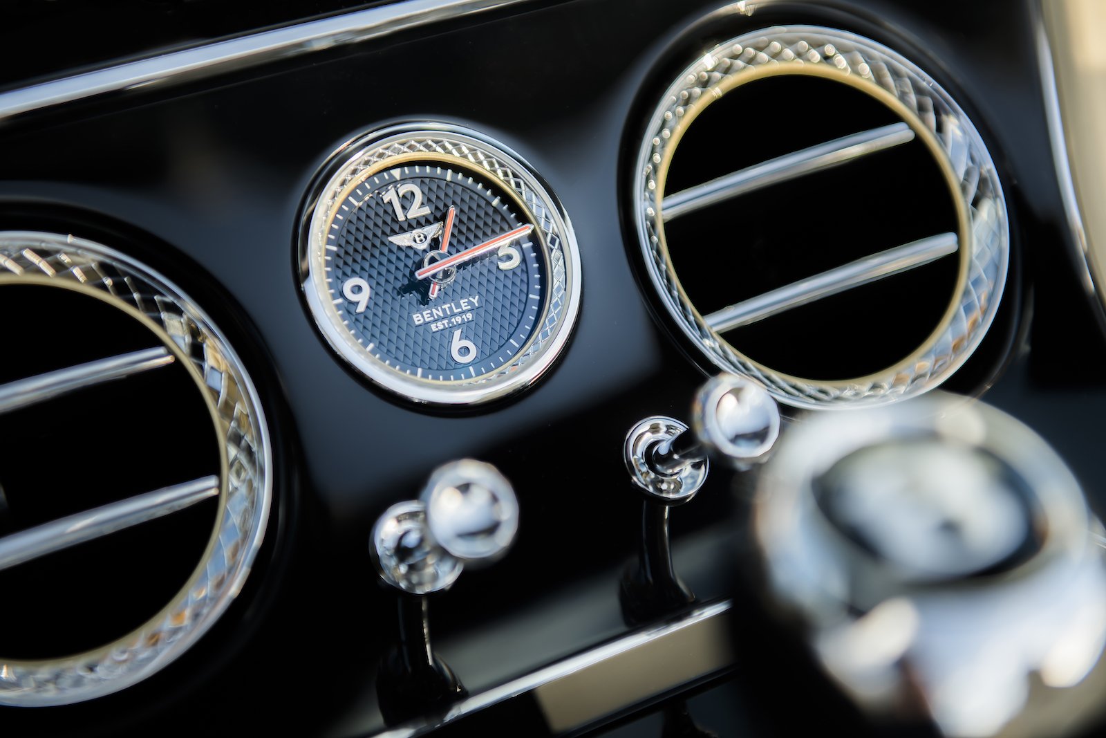 Elegant und handgefertigt: Der neue Bentley GT V8 Convertible und Continental GT V8 15