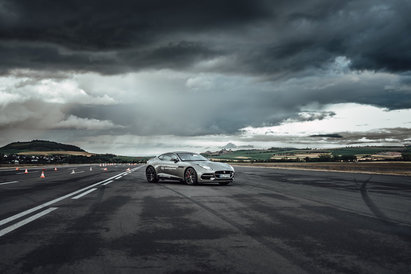 Die Jaguar Art of Performance Tour: Ein einzigartiges Fahrerlebnis auf einem Flugplatz 2