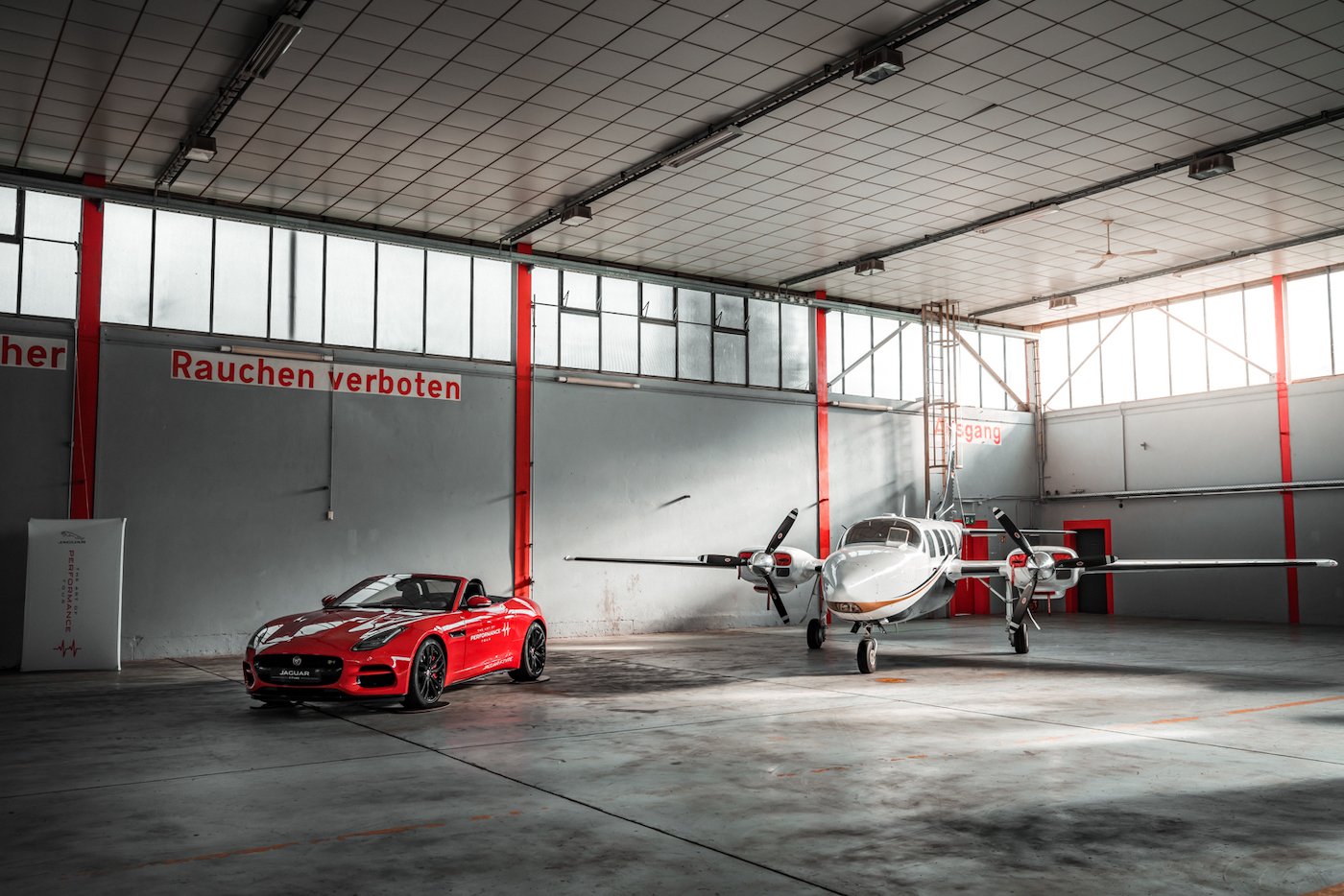 Die Jaguar Art of Performance Tour: Ein einzigartiges Fahrerlebnis auf einem Flugplatz 1