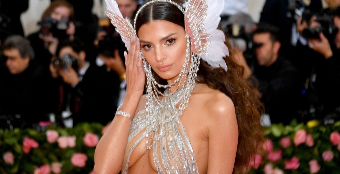 Met Gala: Emily Ratajkowski ehrt Cher mit einem Oben-Ohne-Outfit