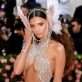 Met Gala: Emily Ratajkowski ehrt Cher mit einem Oben-Ohne-Outfit