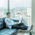 Ein Investmentberater sagt: Wenn Du reich werden wisst, musst Du auf diese Sache verzichten