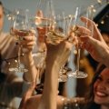Überaschung auf Weihnachtsfeier: Unternehmen schenkt Mitarbeitern 10 Millionen Dollar