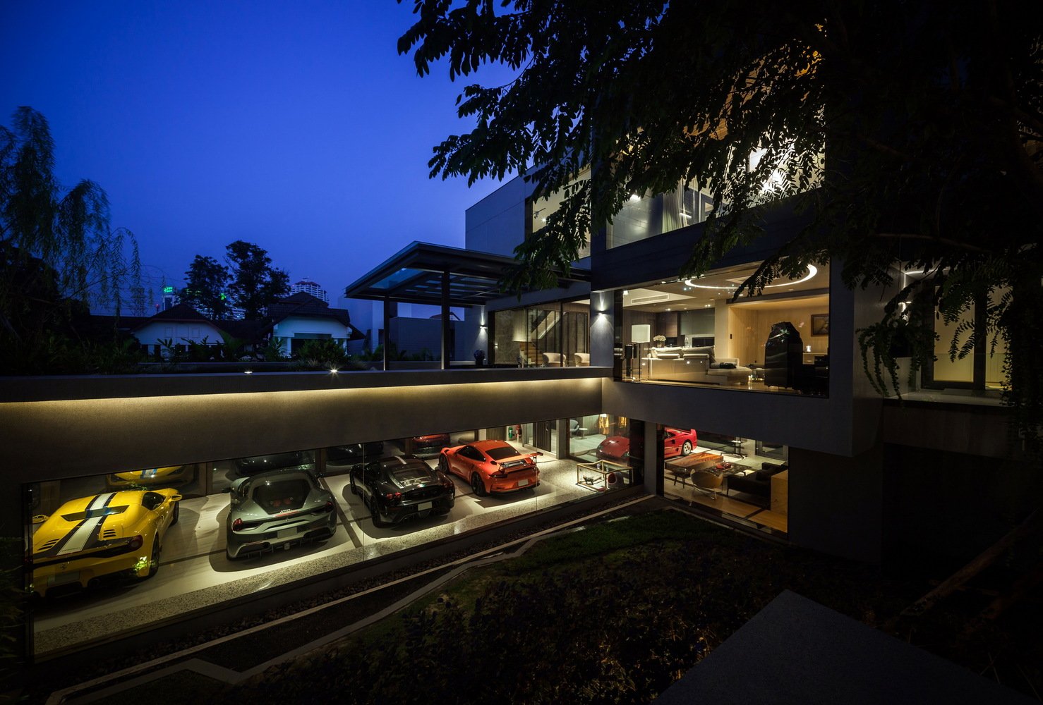 OKS CASA: Ein wahres Traumhaus für Automobilliebhaber 1