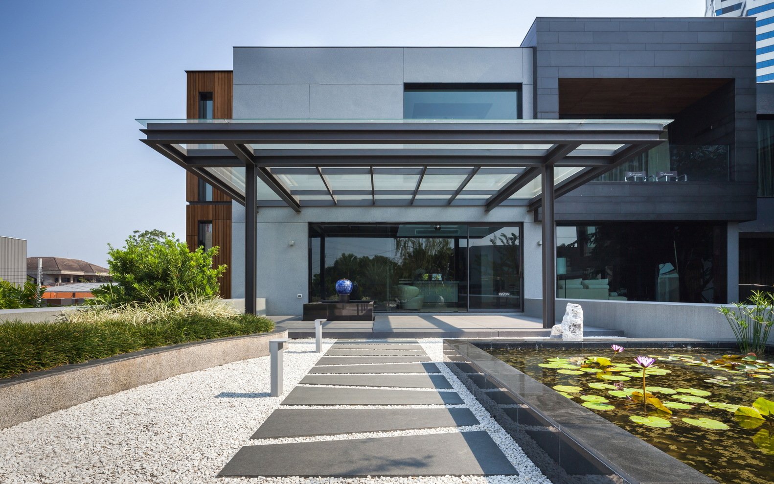 OKS CASA: Ein wahres Traumhaus für Automobilliebhaber 6