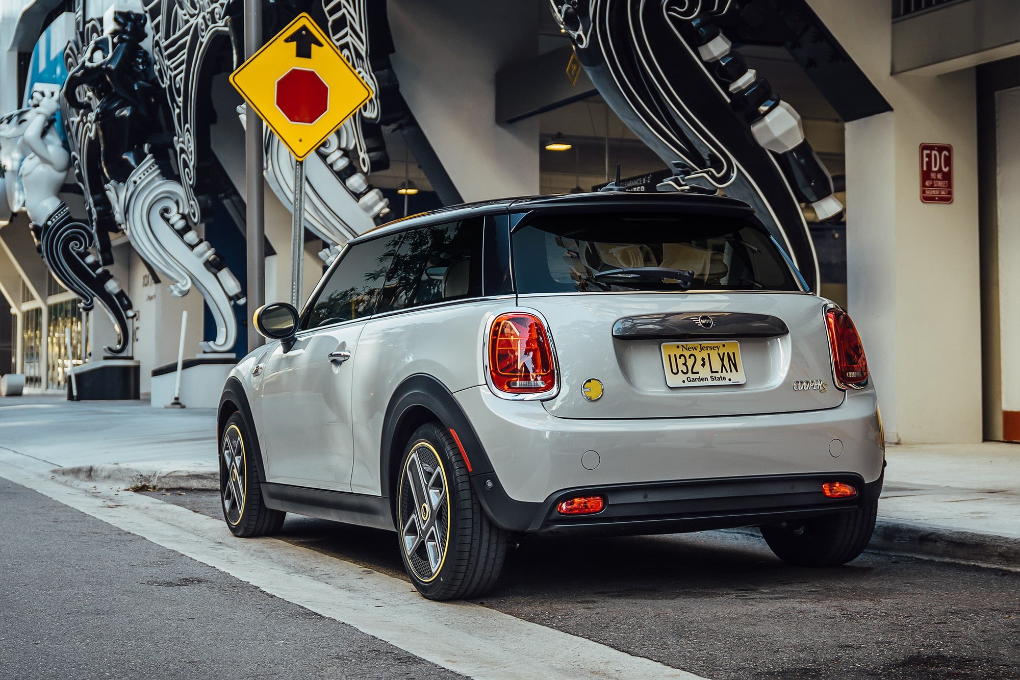 Nachhaltig durch Miami mit dem MINI Cooper SE 5