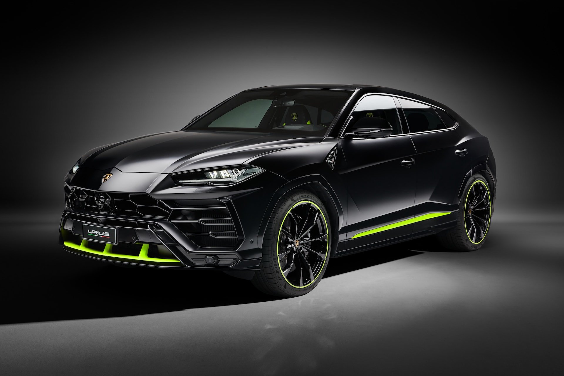 Der Lamborghini URUS zeigt sich in neuer Farbe: Die Graphite Capsule Edition 1
