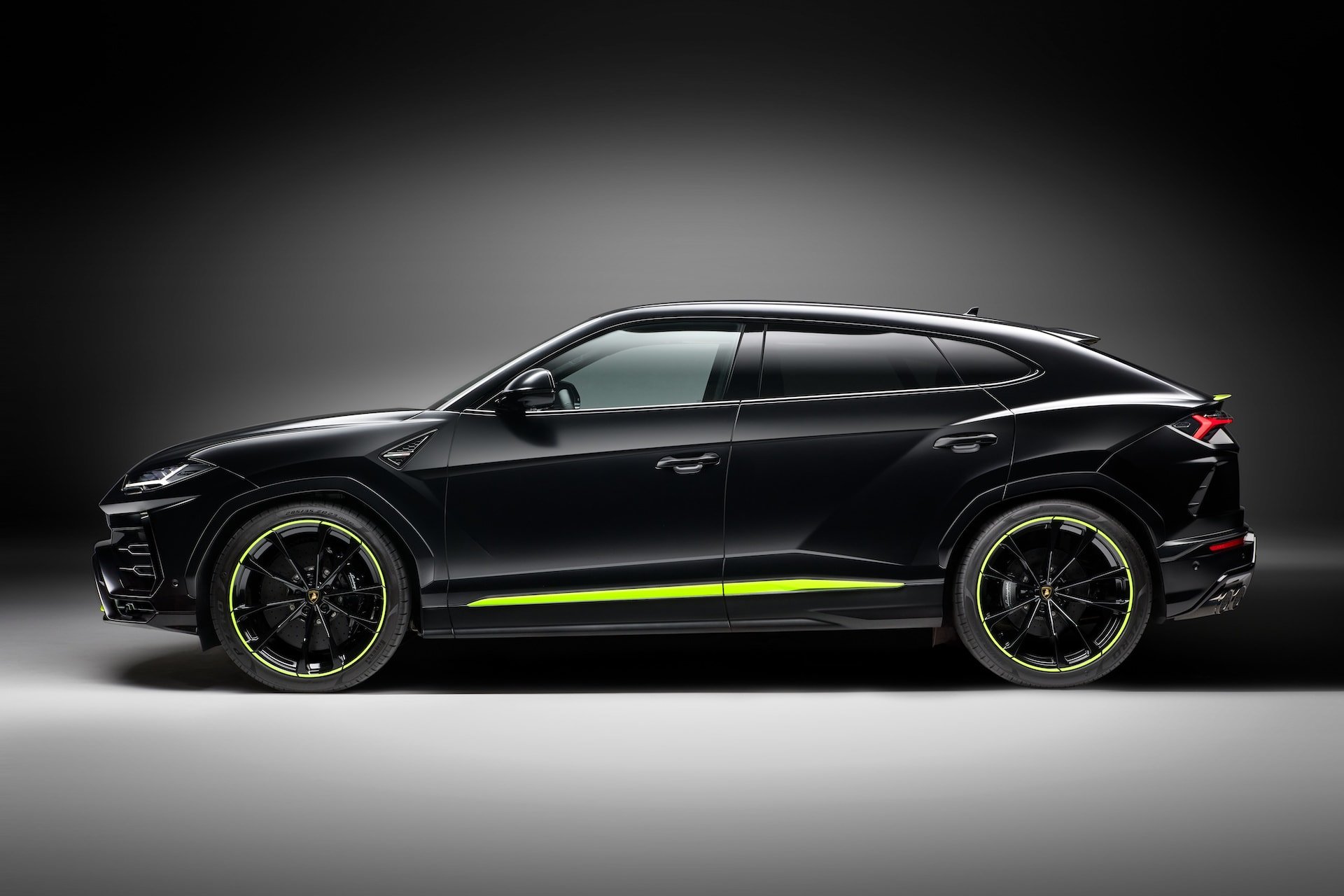 Der Lamborghini URUS zeigt sich in neuer Farbe: Die Graphite Capsule Edition 5