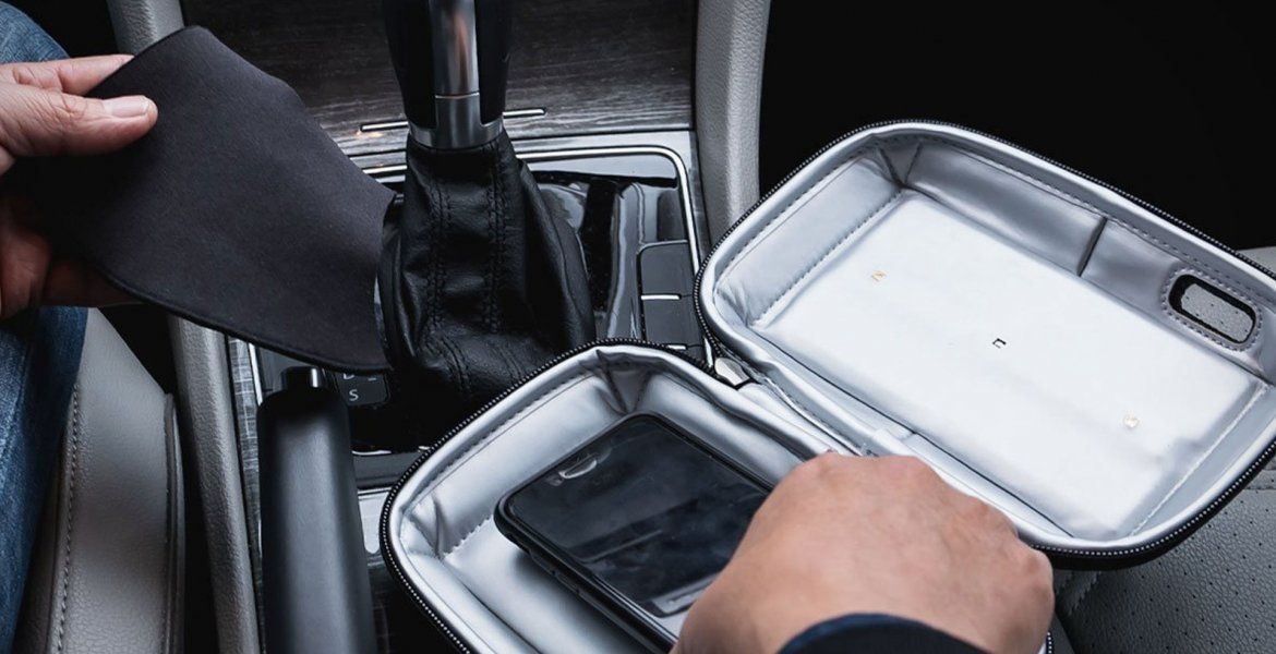 Smartphone Desinfektion To-Go:  Der KeySmart Sanitizer mit integrierter Powerbank